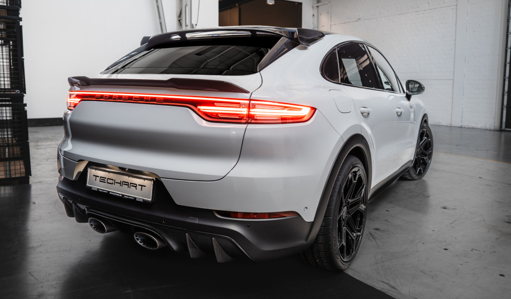 Вид сзади на автомобиль Porsche Cayenne Turbo GT