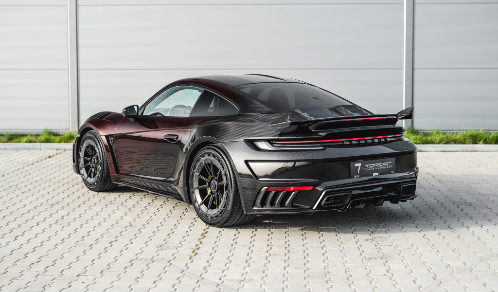 Вид сзади на автомобиль TopCar Porsche 911 Turbo S Stinger GTR Stealth Edition