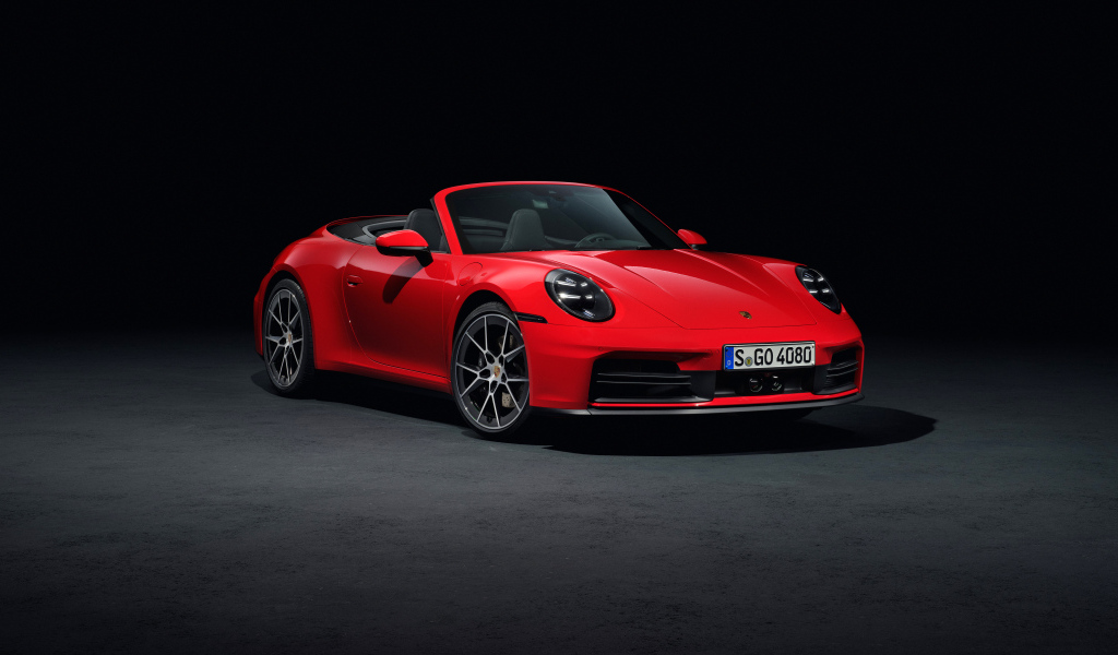 Красный автомобиль Porsche 911 Carrera Cabriolet 2024 года