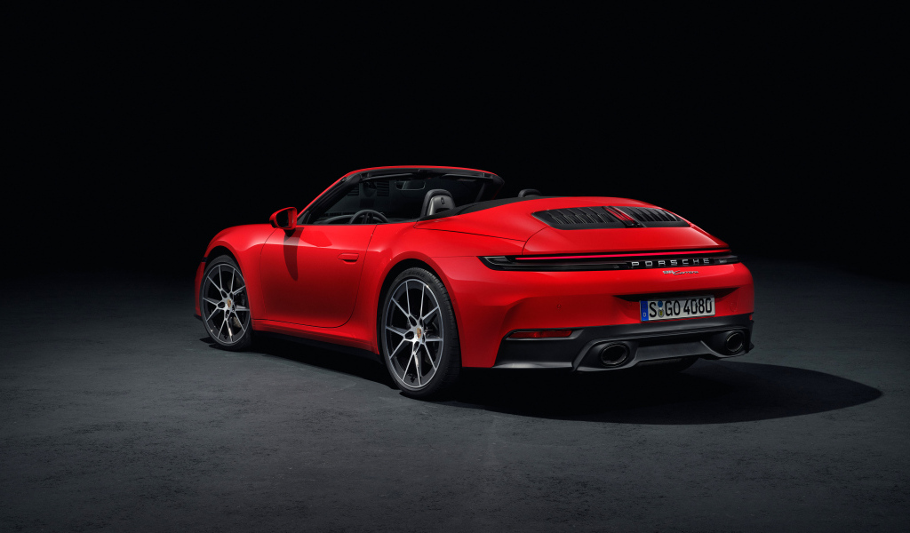 Красный  Porsche 911 Carrera Cabriolet 2024 года вид сзади