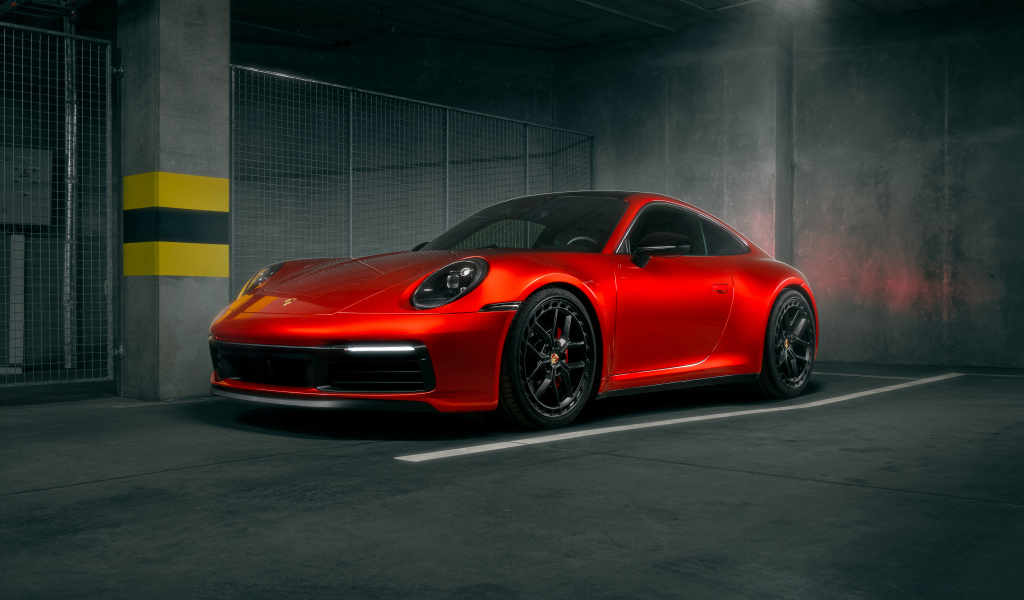 Красный Porsche 911 Carrera S в здании