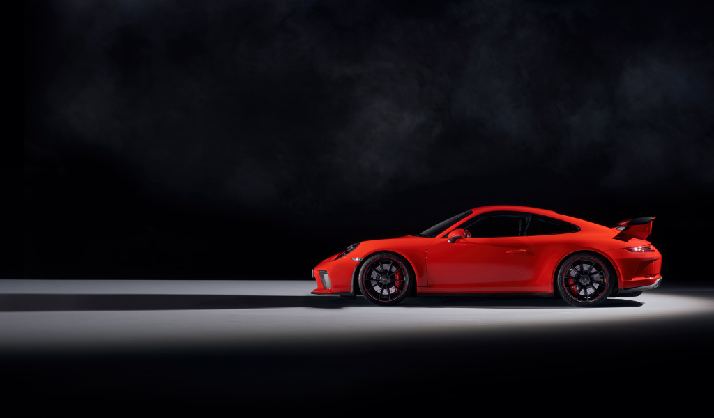 Красный автомобиль Porsche 911 GT3 вид сбоку