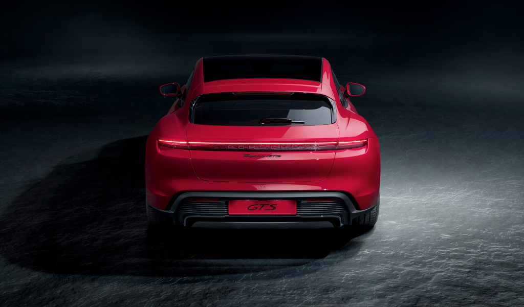 Красный автомобиль Porsche Taycan GTS  вид сзади