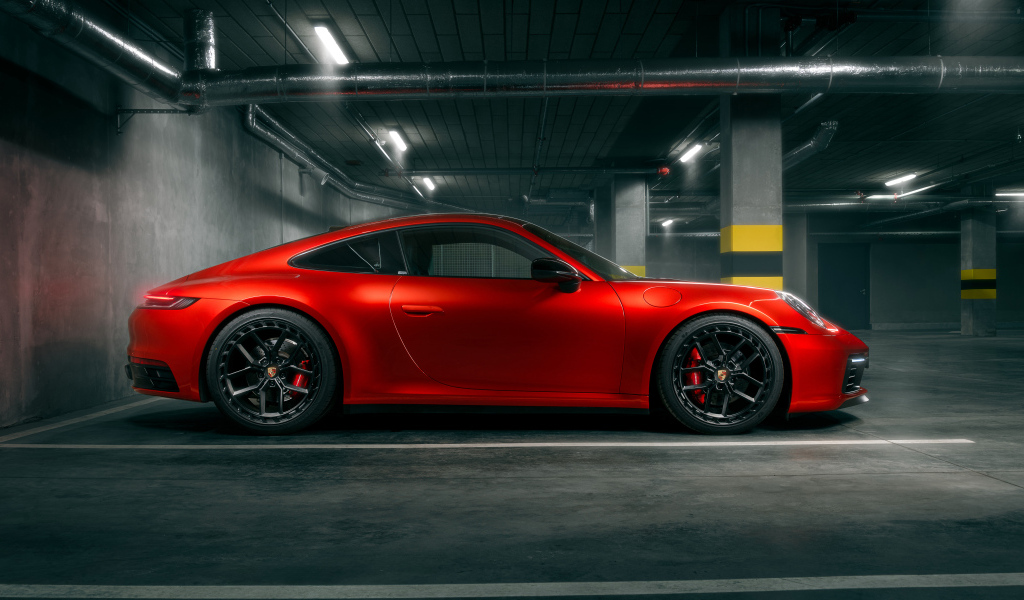 Вид сбоку на автомобиль Porsche 911 Carrera S