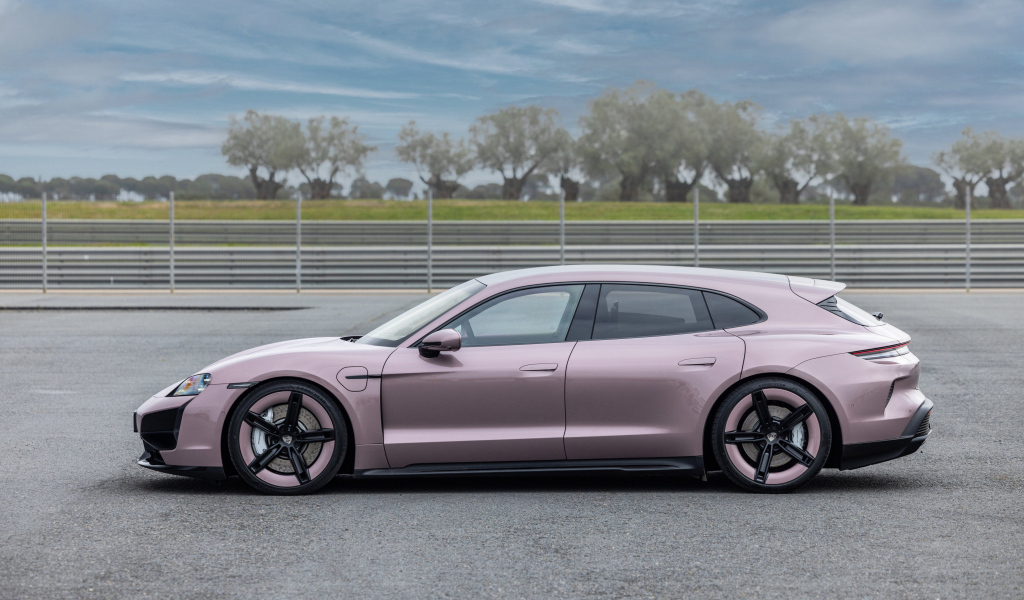 Вид сбоку на автомобиль Porsche Taycan Turbo Sport Turismo 2024 года