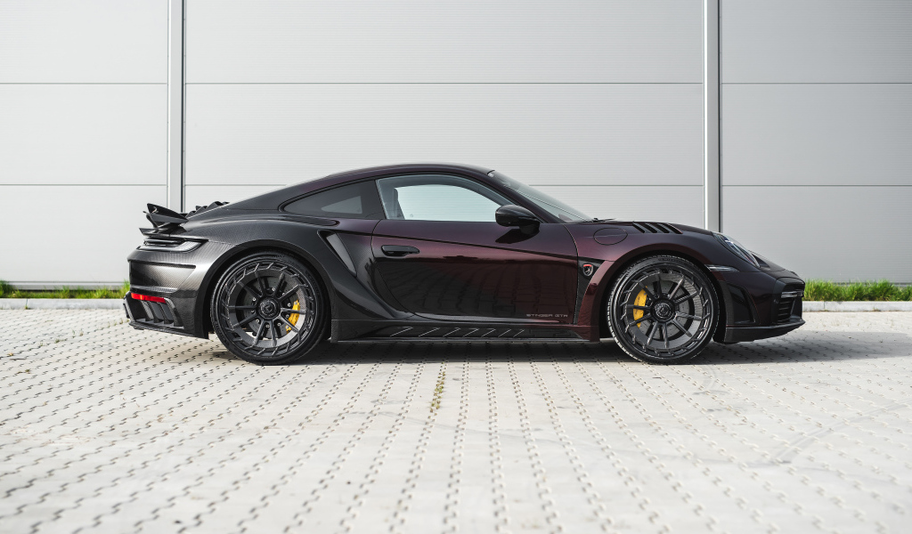 Вид сбоку на автомобиль TopCar Porsche 911 Turbo S Stinger GTR Stealth Edition