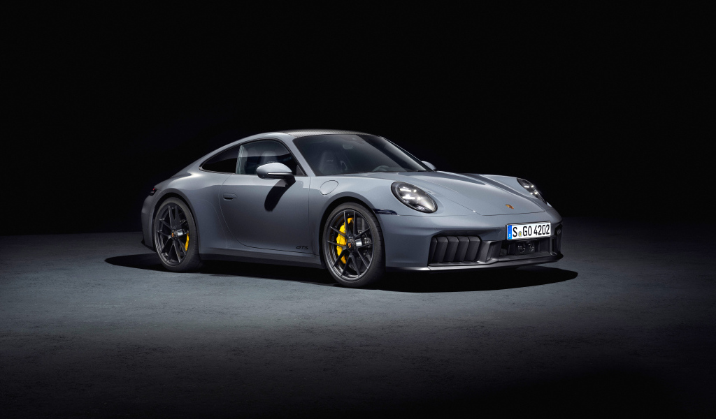Серебристый автомобиль  Porsche 911 Carrera GTS 2024 года