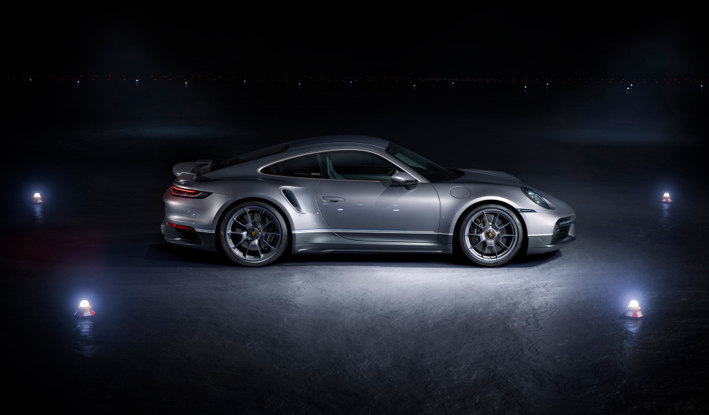 Серебристый автомобиль Porsche 911 Turbo S