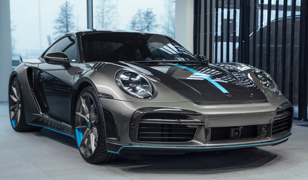 Серебристый автомобиль Porsche 911 Turbo S Stinger GTR