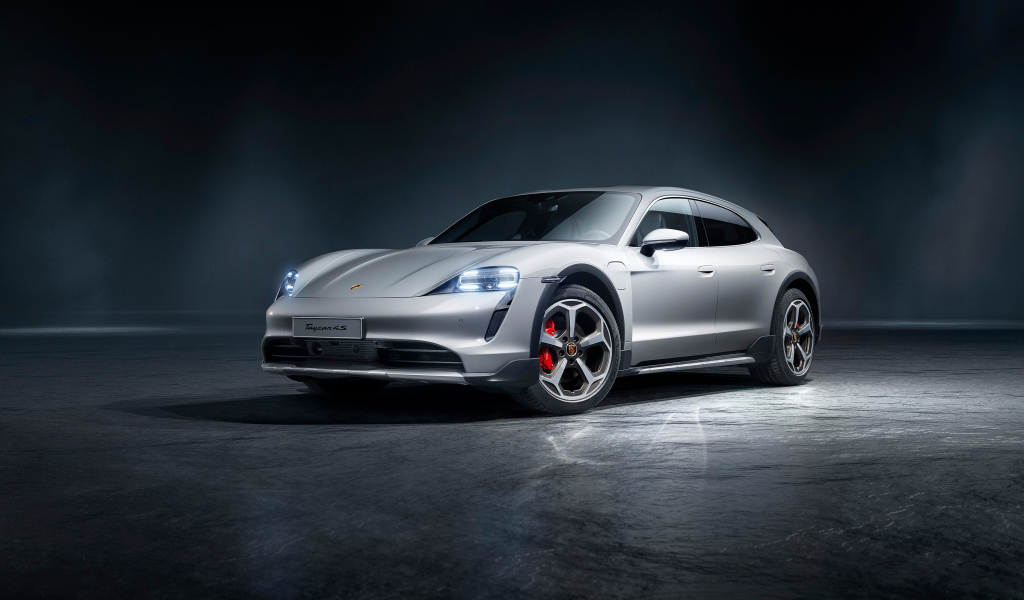 Серебристый автомобиль Porsche Taycan