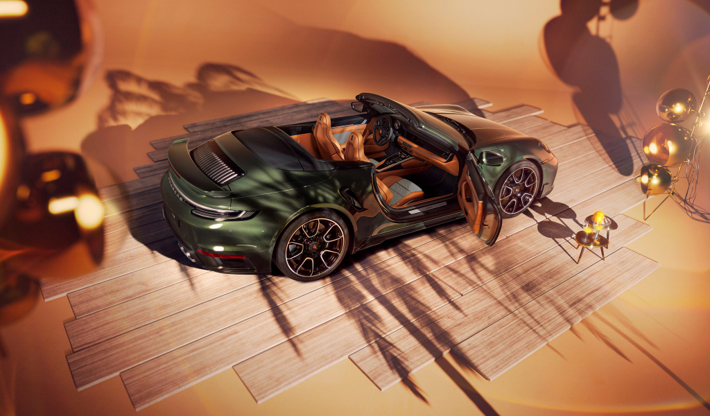 Вид сверху на автомобиль Porsche 911 Turbo S Cabriolet