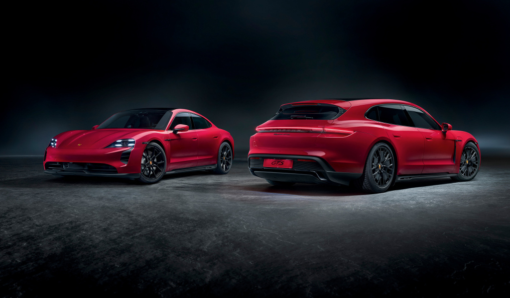 Два красных автомобиля Porsche Taycan GTS