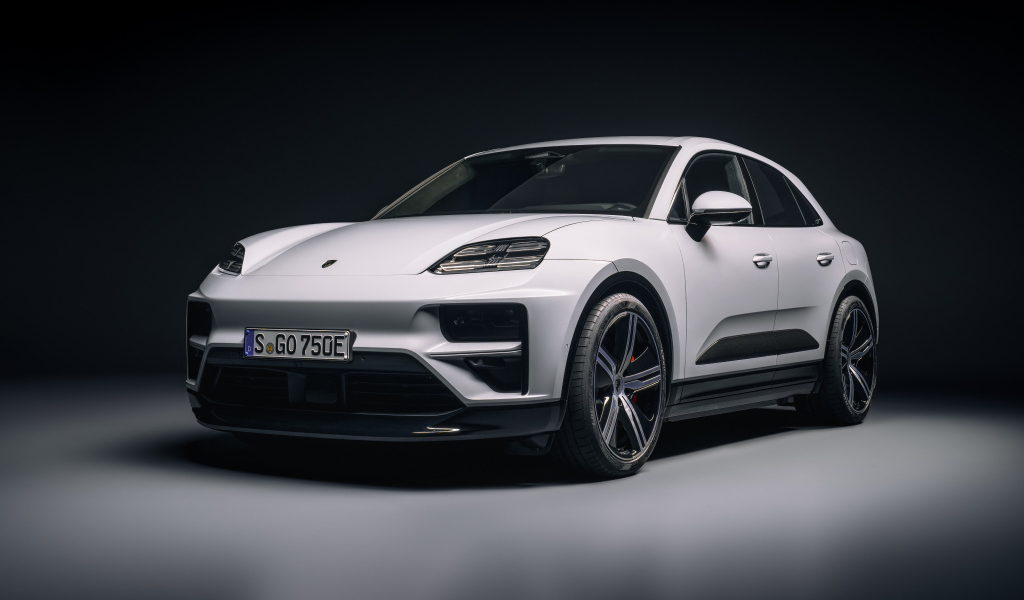 Белый внедорожник Porsche Macan Turbo 2024 года