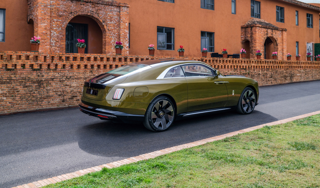Автомобиль Rolls-Royce Spectre 2023 года вид сзади