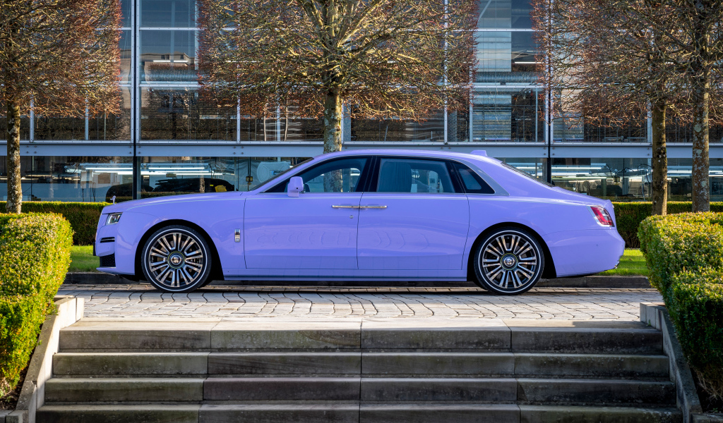 Автомобиль Rolls-Royce Ghost Extended Expressionism 2024 года вид сбоку