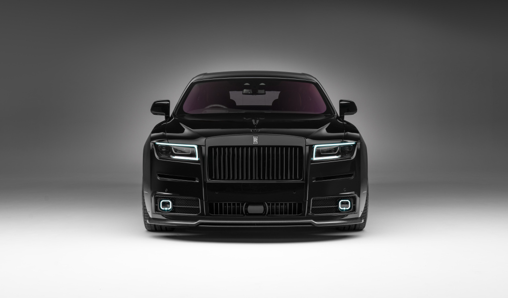 Черный автомобиль  Rolls-Royce Ghost  вид спереди