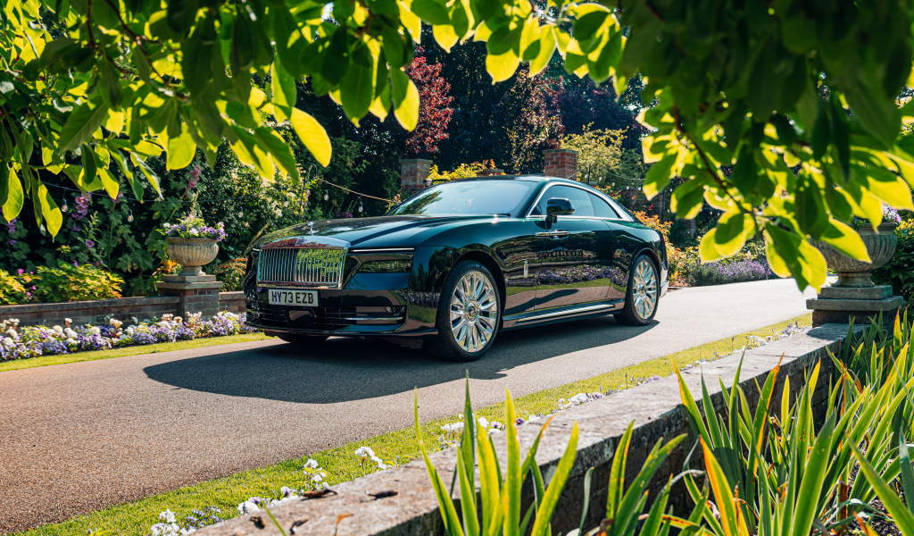 Черный Rolls-Royce Spectre на дороге