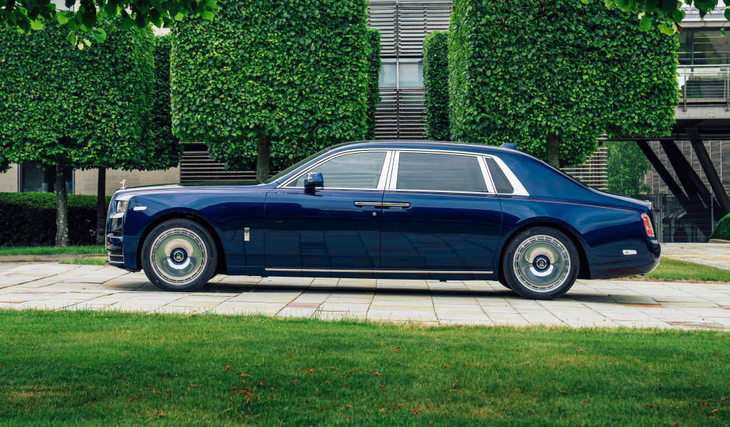 Синий автомобиль Rolls-Royce Phantom  вид сбоку