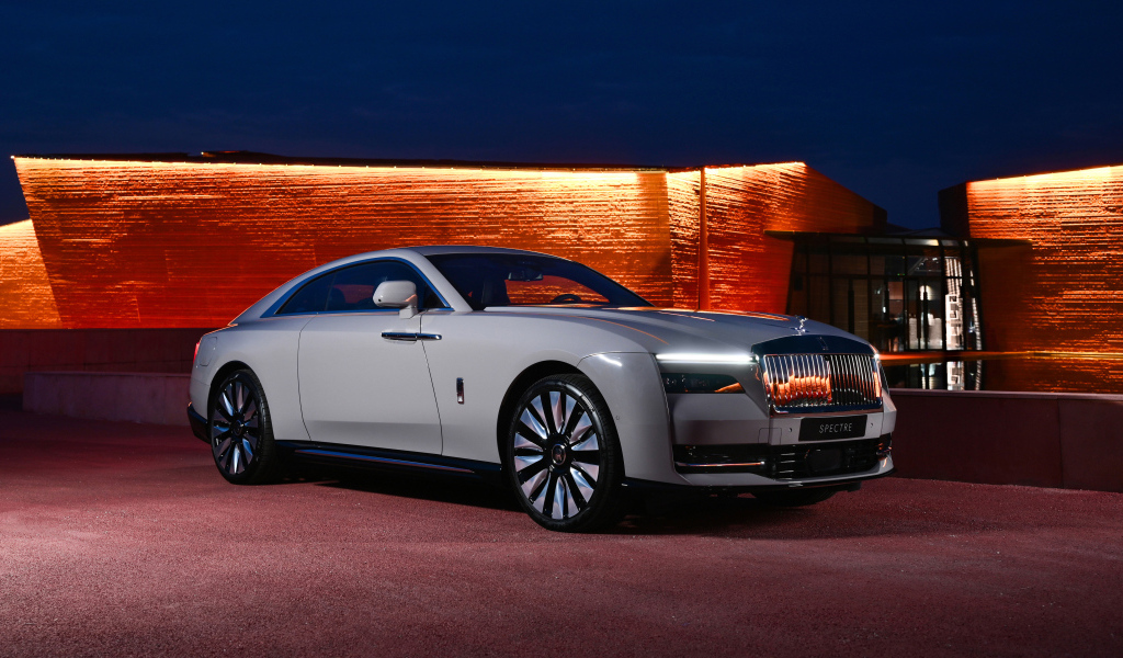 Дорогой автомобиль Rolls-Royce Spectre у здания