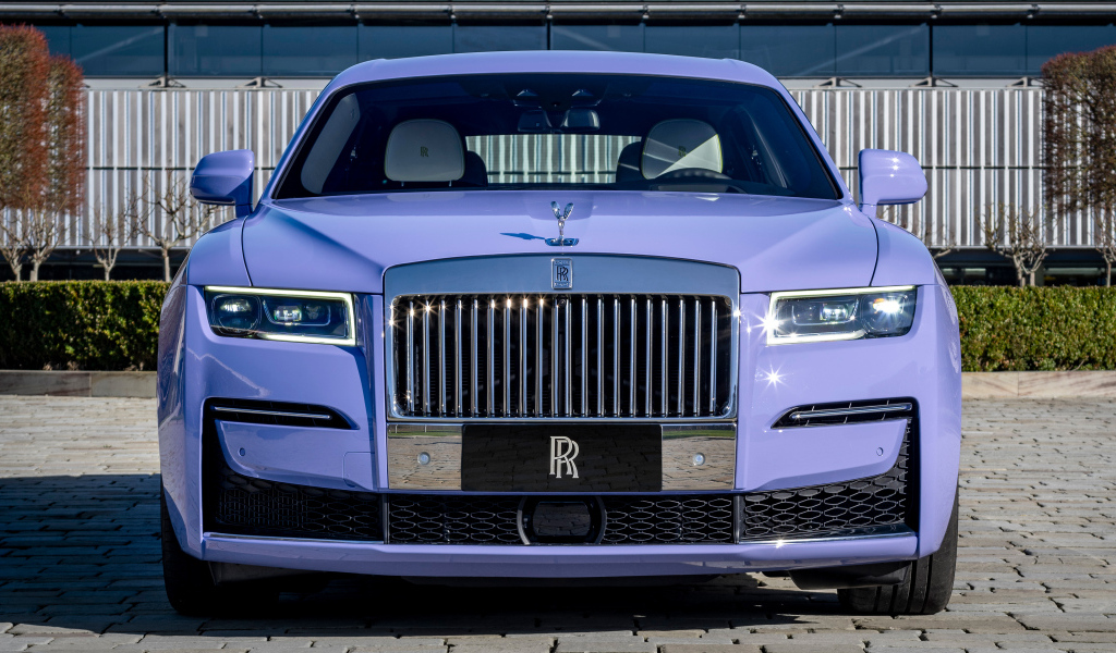 Дорогой автомобиль Rolls-Royce Ghost Extended Expressionism 2024 года вид спереди
