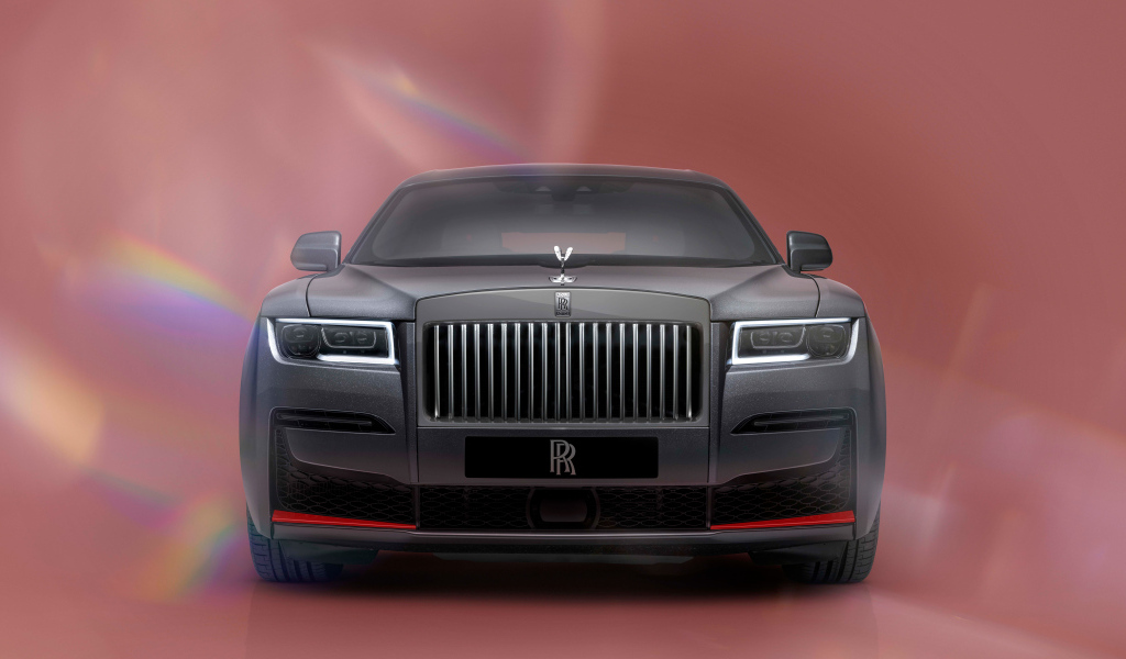 Дорогой автомобиль Rolls-Royce Ghost Prism  вид спереди