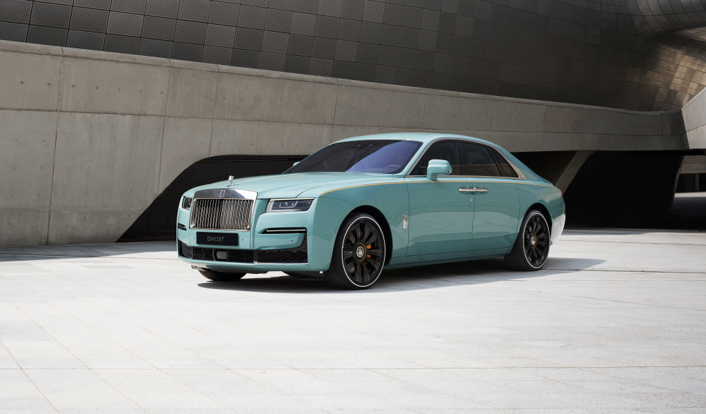 Дорогой престижный автомобиль Rolls-Royce Ghost