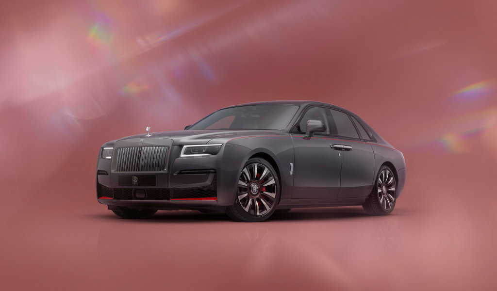 Дорогой стильный автомобиль Rolls-Royce Ghost Prism на розовом фоне