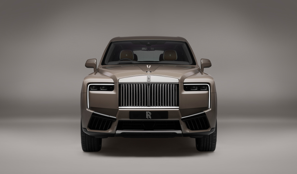 Вид спереди на автомобиль Rolls-Royce Cullinan Series II 2024 года
