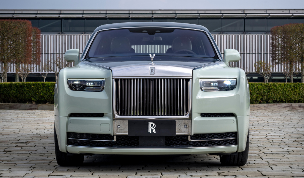 Вид спереди на автомобиль Rolls-Royce Phantom EWB Magnetism 2024 года