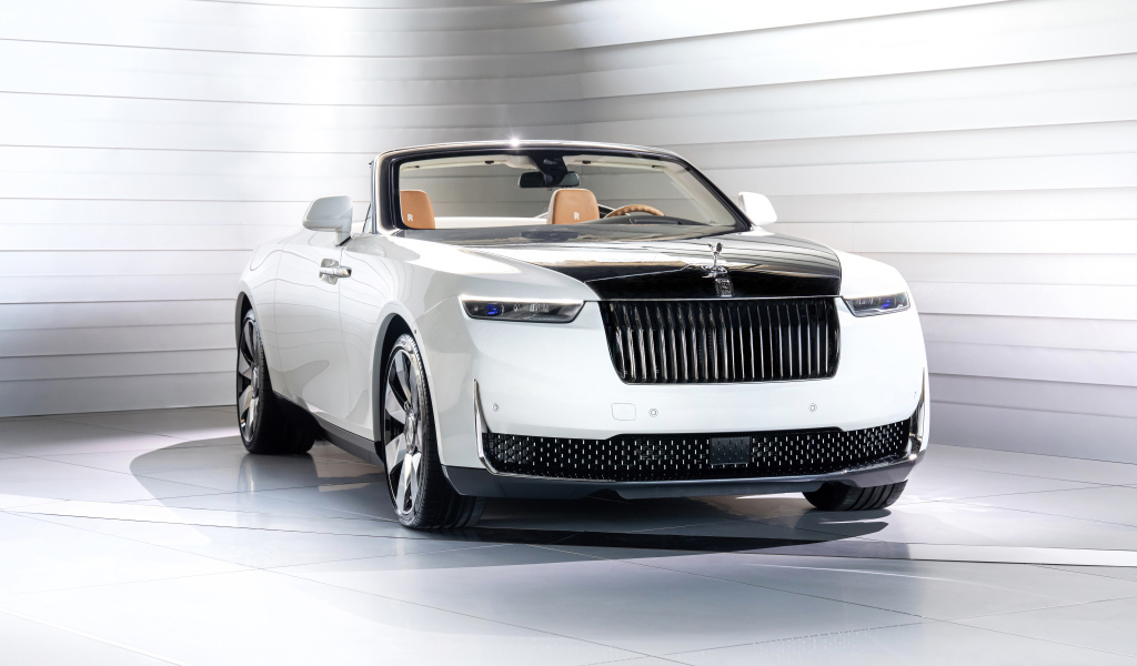 Вид спереди на автомобиль Rolls-Royce Arcadia Droptail