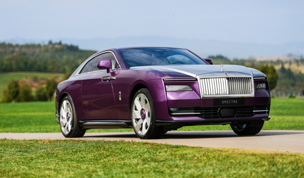Сиреневый автомобиль Rolls-Royce Spectre