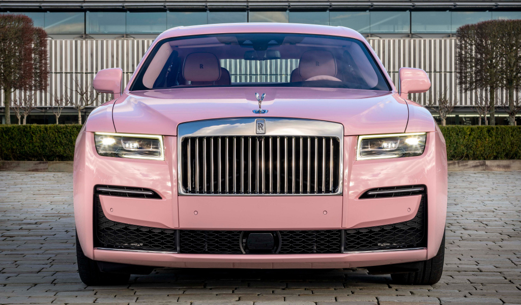 Розовый автомобиль Rolls-Royce Ghost вид спереди