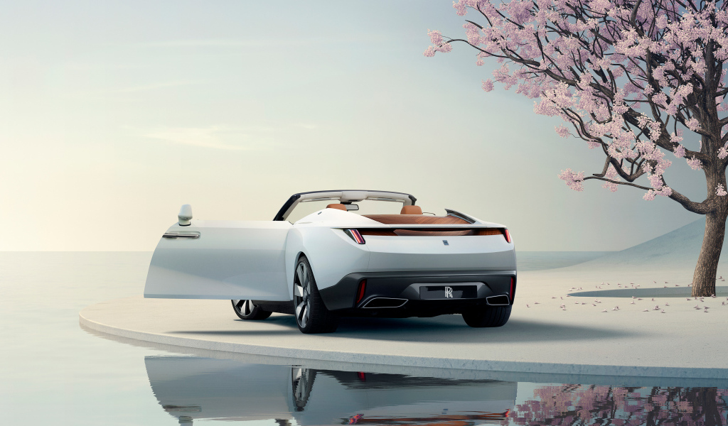 Вид сзади на автомобиль Rolls-Royce Arcadia Droptail с  открытыми дверями