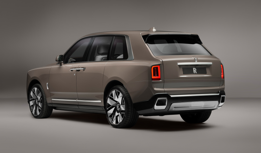 Вид сзади на автомобиль Rolls-Royce Cullinan Series II
