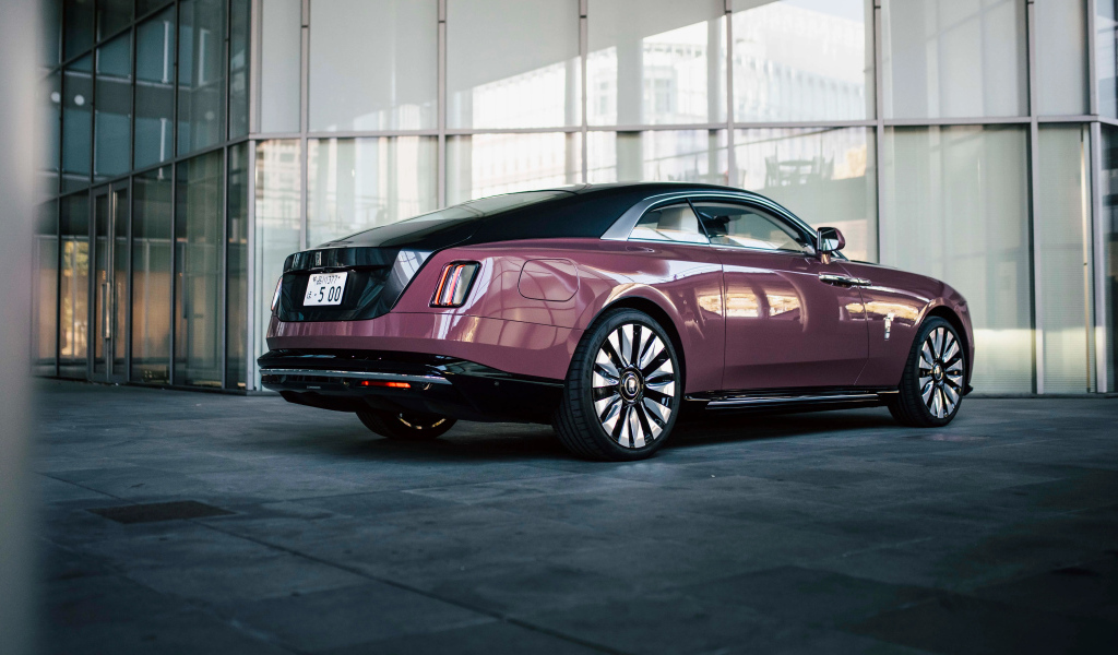 Вид сзади на автомобиль Rolls-Royce Spectre 2024 года