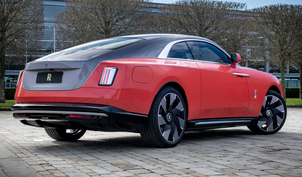 Вид сзади на автомобиль Rolls-Royce Spectre Escapism 2024 года