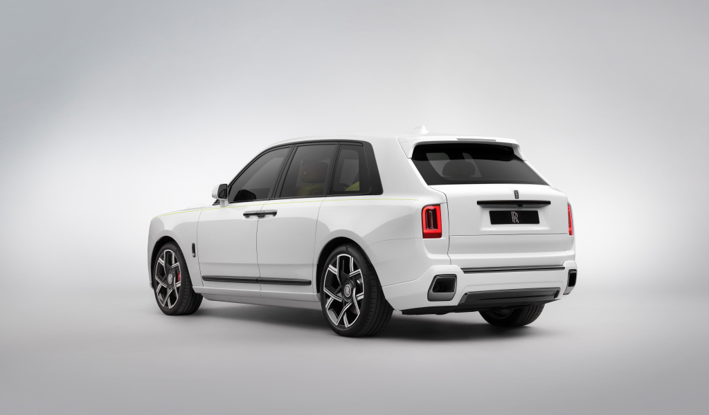 Вид сзади на автомобиль Rolls-Royce Black Badge Cullinan Series II