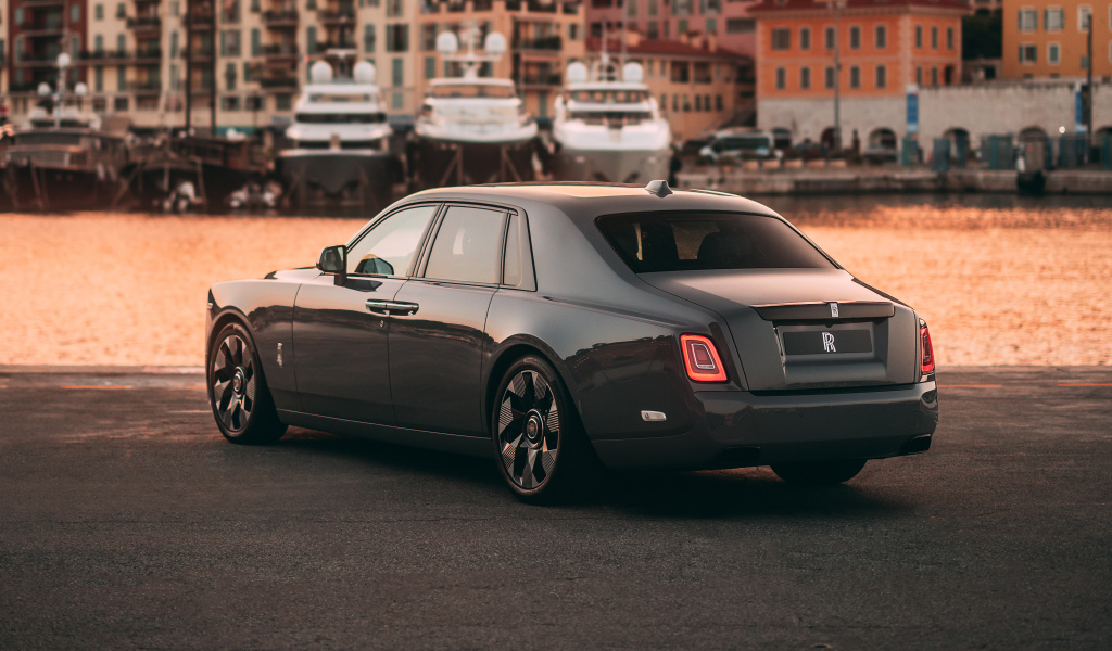 Вид сзади на автомобиль Rolls-Royce Phantom Rear