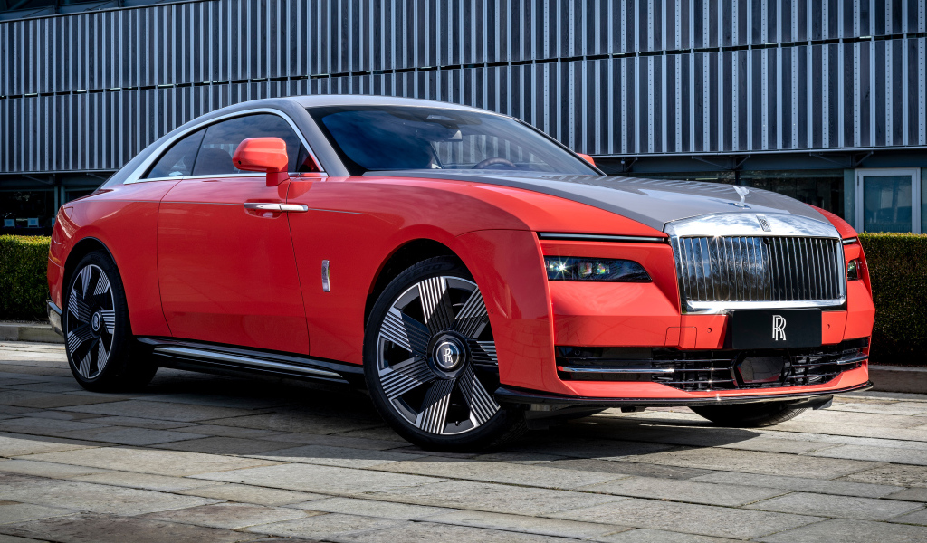 Красный автомобиль Rolls-Royce Spectre Escapism 2024 года