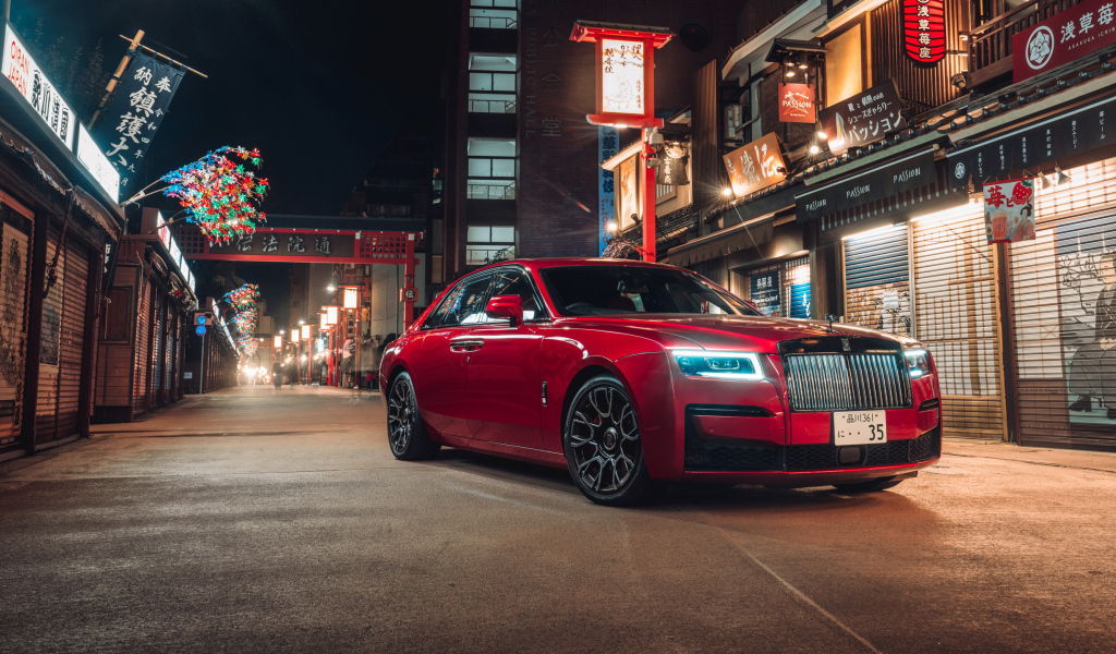 Красный стильный автомобиль Rolls-Royce Ghost Black Badge