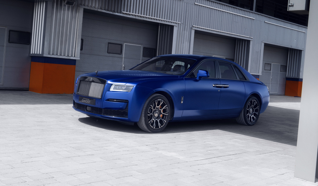 Автомобиль Rolls-Royce Black Badge Ghost у здания