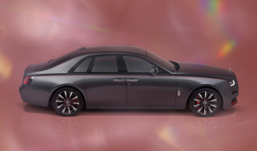 Автомобиль Rolls-Royce Ghost Prism  вид сбоку на розовом фоне
