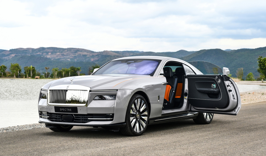 Открытая дверь автомобиля Rolls-Royce Spectre