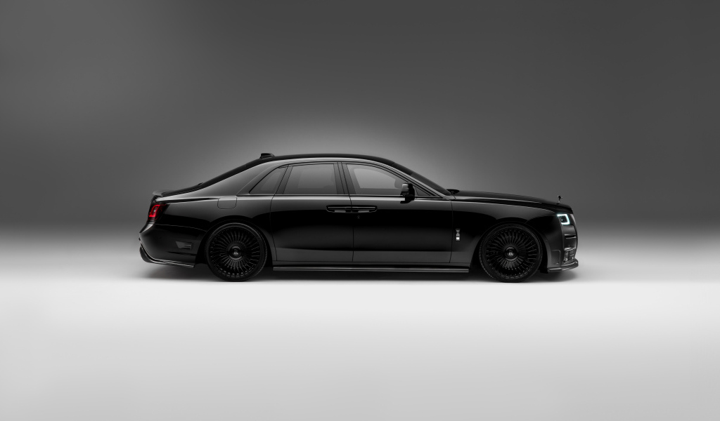 Вид сбоку на черный автомобиль Rolls-Royce Ghost