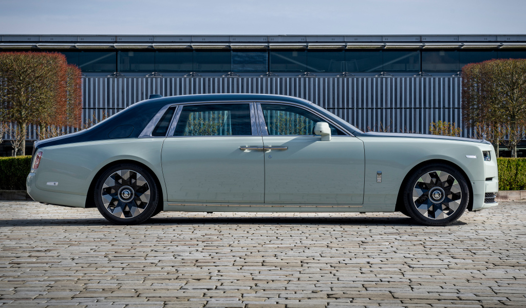 Вид сбоку на автомобиль Rolls-Royce Phantom EWB Magnetism 2024 года