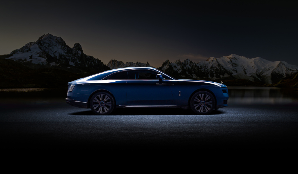 Вид сбоку на автомобиль Rolls-Royce Spectre