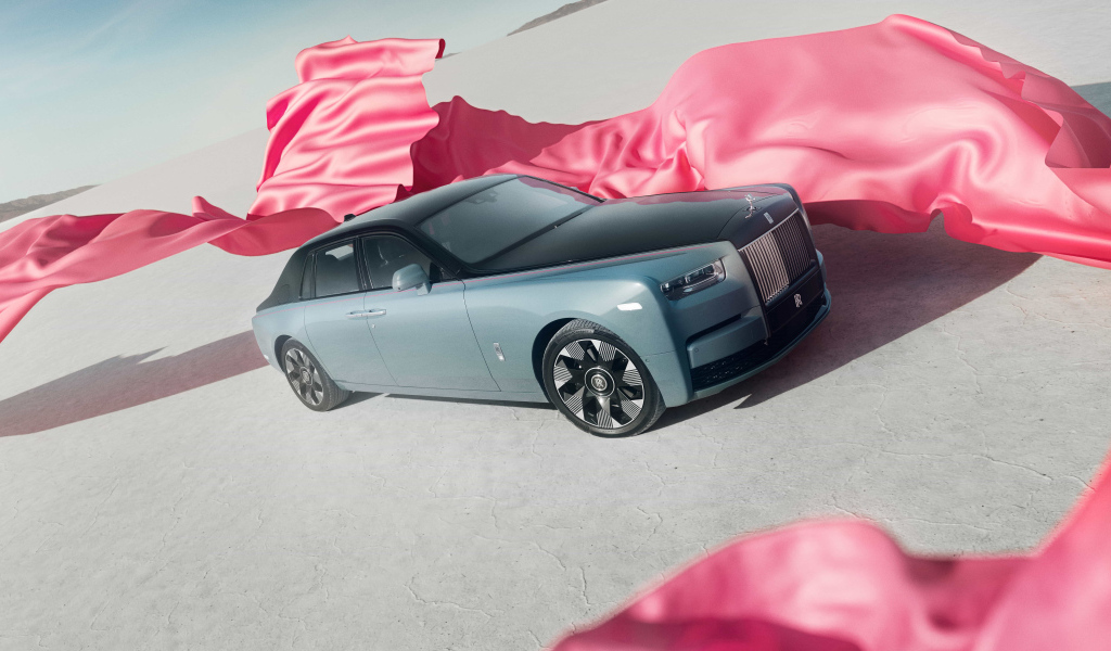 Серебристый автомобиль Rolls-Royce Phantom VIII Series II с розовыми лентами