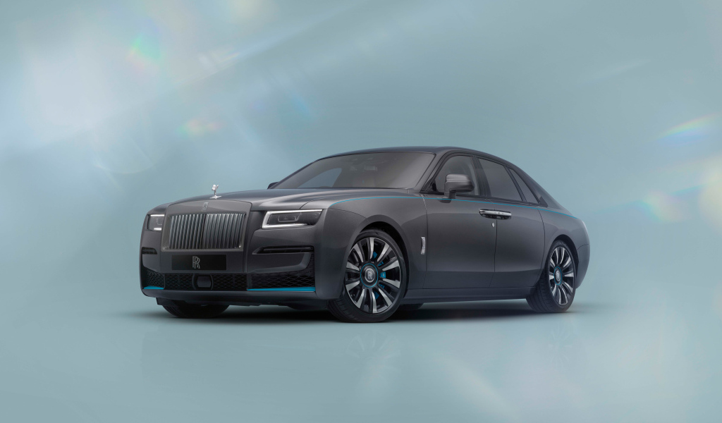 Серебристый автомобиль Rolls-Royce Ghost Prism Gunmetal Grey With Turchese