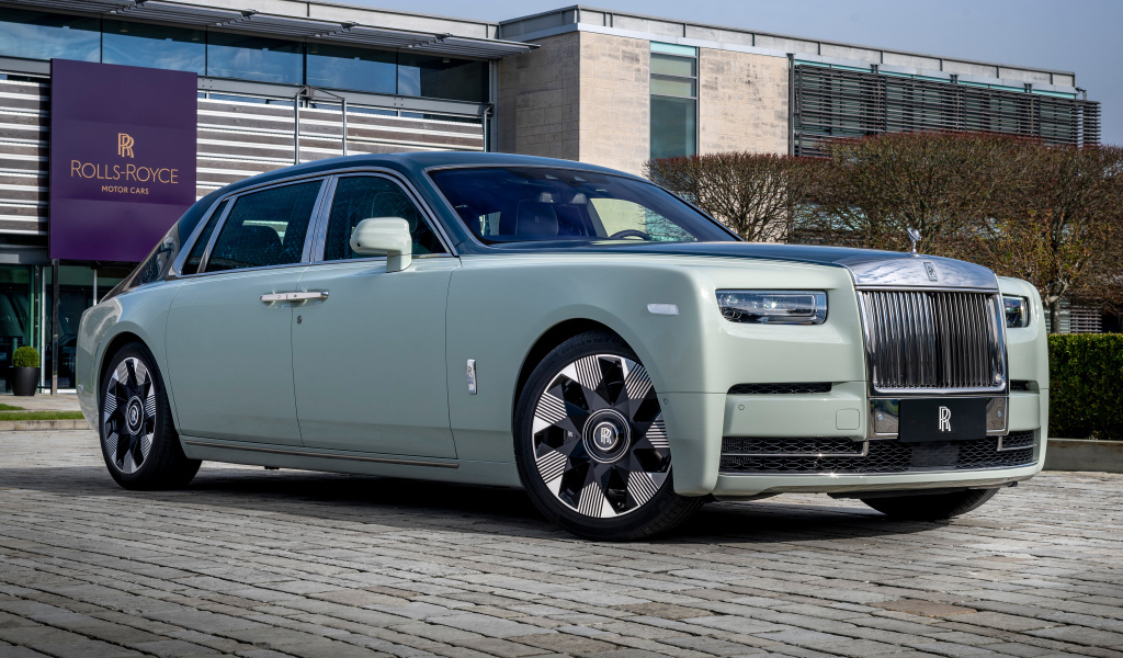 Стильный автомобиль Rolls-Royce Phantom EWB Magnetism 2024 года