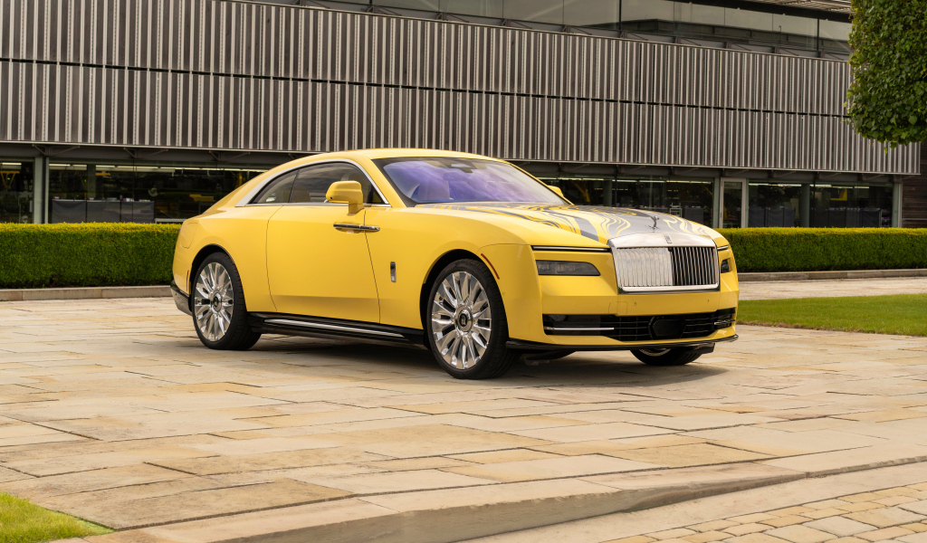 Желтый автомобиль Rolls-Royce Spectre Semaphore
